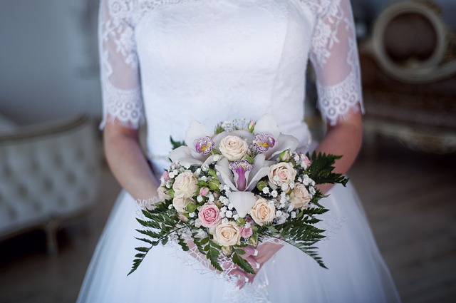 svatební šaty, kytice, nevěsta